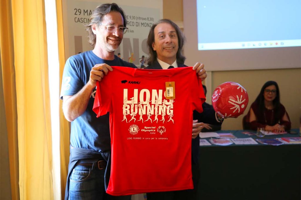 La T-shirt della “Lions running, la gara più bella di sempre”è rossa di passione per Special Olympics
